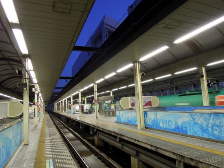 駅の外はまだ暗い01