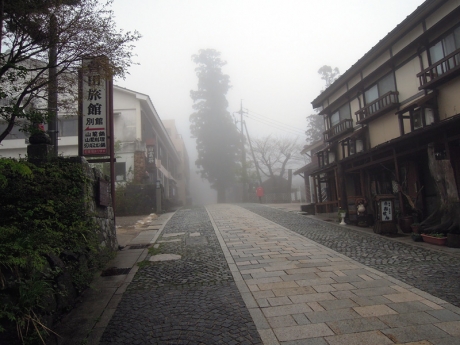 御幸参道本通りを上がっていく