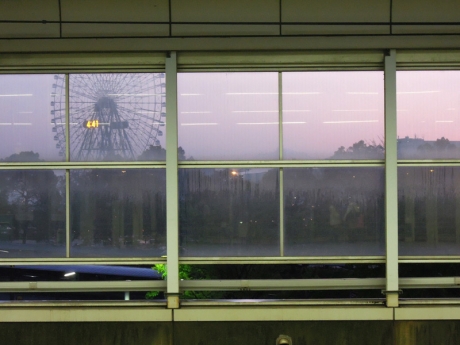 駅の外はまだ暗い02