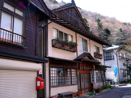 吉野屋旅館を出発