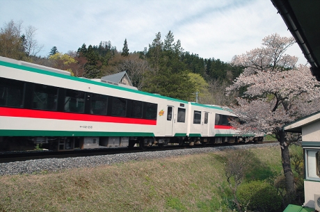 部屋の窓から電車を眺める